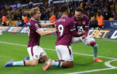 Oranje-duo Quilindschy  Hartman en Zian Flemming goud waard bij cruciale zege van Burnley