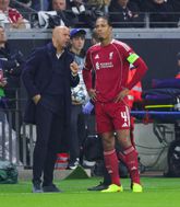 Liverpool-trainer Arne Slot in gesprek met aanvoerder Virgil van Dijk. ©Getty Images