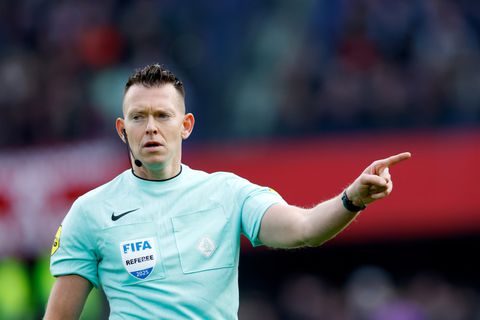 Onrust bij Feyenoord - PSV: kraker tijdelijk gestaakt door noodgeval op de tribunes