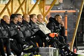 Bas Sibum (tweede van rechts) met zijn technische staf bij Heracles Almelo. © Getty Images