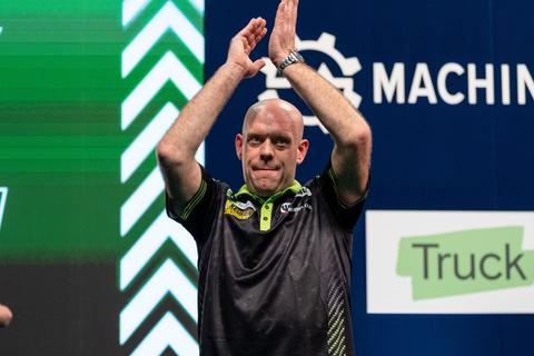 Houding van topdarter Michael van Gerwen stelt vriend Vincent van der Voort teleur: 'Dat is zorgelijk'