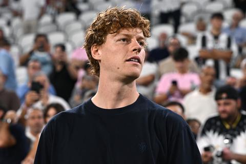 Toptennisser Jannik Sinner keert terug na blessureleed bij toernooi dat niet meetelt voor ranking