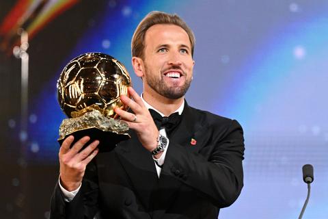 'Sprakeloze' topvoetballer Harry Kane glundert met Ballon d'Or in zijn handen: 'Dat maakt het extra bijzonder'