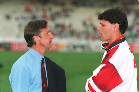 Voetbaliconen Johan Cruijff en Marco van Basten grijpen bijzondere Ballon d'Or-prijs mis