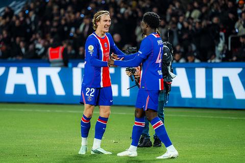 Ex-Ajacied Mika Godts eindelijk los bij PSG: Belg steelt de show op bijzondere avond