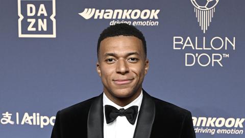 Sterren spotten bij Ballon d'Or: beroemdheden poseren op rode loper bij voetbalgala in Londen