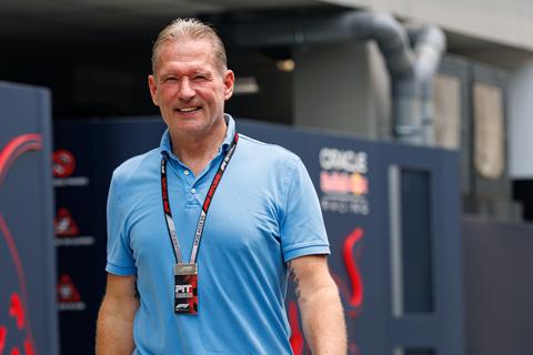 Jos Verstappen (54) laat van zich horen na bezorgdheid over zijn uiterlijk, zoon Max laat hartje achter