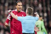 Virgil van Dijk beklaagt zich bij de scheidsrechter. © Getty Images
