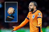 Memphis Depay krijgt een peperduur sieraad voor zijn topscorerstitel bij Oranje. ©Getty Images/Instagram, beeldbewerking Sportnieuws.nl.