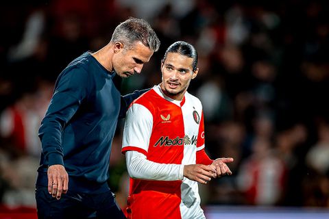 Feyenoord-trainer Robin van Persie 'bewust' harder voor Anis Hadj Moussa: 'Eigenlijk moet hij blij zijn'