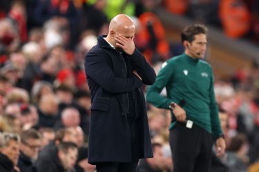 Arne Slot steeds verder in het nauw bij Liverpool na 'sombere avond' tegen PSV: 'Dit is een volledige noodsituatie'