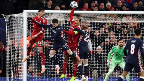 Bizarre actie Virgil van Dijk zorgt voor complete gekte bij PSV-fans: Nederlander gaat volledig uit zijn plaat