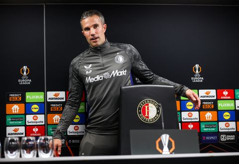 Arne Slot en Robin van Persie sturen berichtjes over en weer: 'We hebben hetzelfde probleem'