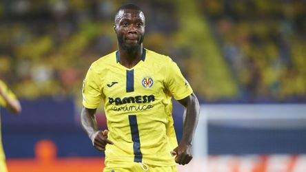 'Pikant huwelijk' van topvoetballer brengt golf van schok teweeg: 'Ze zal een huisvrouw worden'