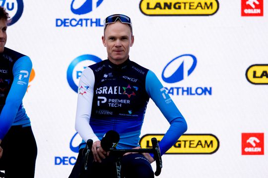Toprenner Chris Froome stapt weer op de fiets na zware val: 'Elke tegenslag leert je iets'