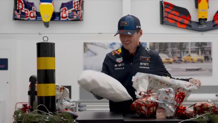 Papa in wording Max Verstappen ontvangt hilarische kerstcadeaus: 'Spannende tijden voor de boeg'