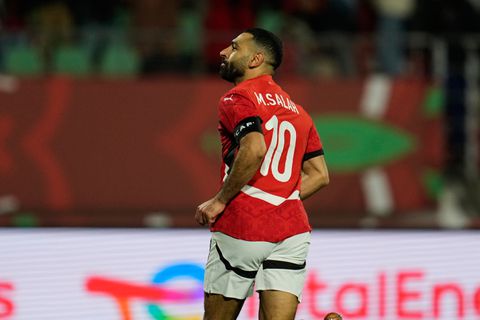 Veelbesproken Mohamed Salah laat zich wéér gelden tijdens Afrika Cup en helpt Egypte aan belangrijke zege