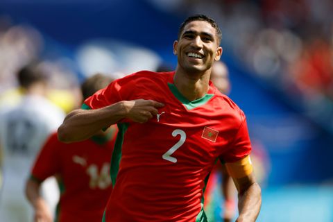 Bijzondere gast op de tribune bij Marokko, Achraf Hakimi gesteund door speciaal persoon