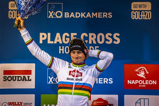 Onverslaanbare Mathieu van der Poel profiteert van 'koude voeten' bij nieuwe zege: 'Ik zag hem een foutje maken'