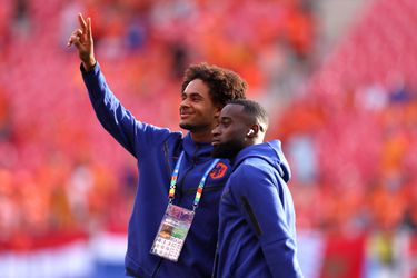 Prachtig: Oranje-internationals laten zich van beste kant zien en doen massaal een enorme donatie