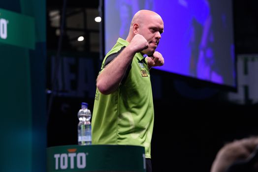 Michael van Gerwen neemt in Den Bosch revanche op Luke Littler en wint Dutch Darts Masters