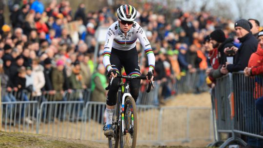 Superieure Fem van Empel rijdt concurrentie op een hoop bij veldrit in Hamme