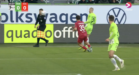 Headshot! Grensrechter in Bundesliga gewisseld na harde knal tegen zijn hoofd