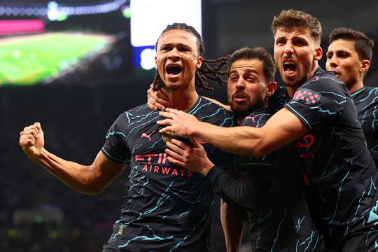 Nathan Aké redt Manchester City met doelpunt tegen Spurs