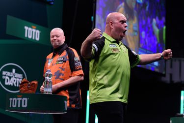 Michael van Gerwen ontsnapt in ware thriller tegen Raymond van Barneveld op Dutch Darts Masters