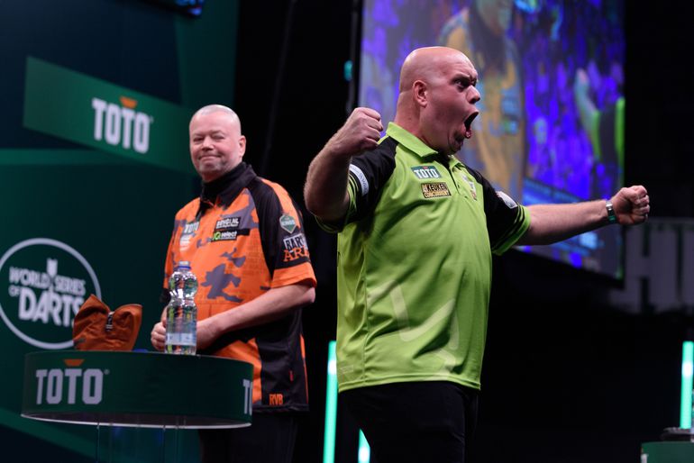 Michael van Gerwen ontsnapt in ware thriller tegen Raymond van Barneveld op Dutch Darts Masters