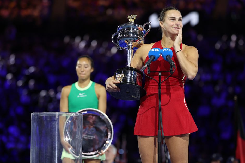 Aryna Sabalenka wint opnieuw Australian Open, nadat demonstranten finale verstoren