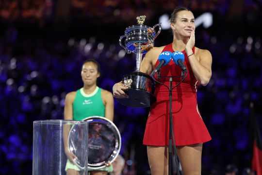 Aryna Sabalenka wint opnieuw Australian Open, nadat demonstranten finale verstoren