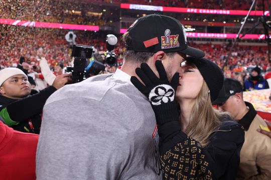 Footballster Travis Kelce en wereldberoemde vriendin Taylor Swift stelen de show na plaatsing voor Super Bowl