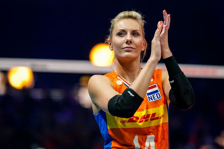 Topvolleybalster Laura Dijkema kijkt haar ogen uit na opvallende stap: 'Dat heb ik nog nooit meegemaakt'