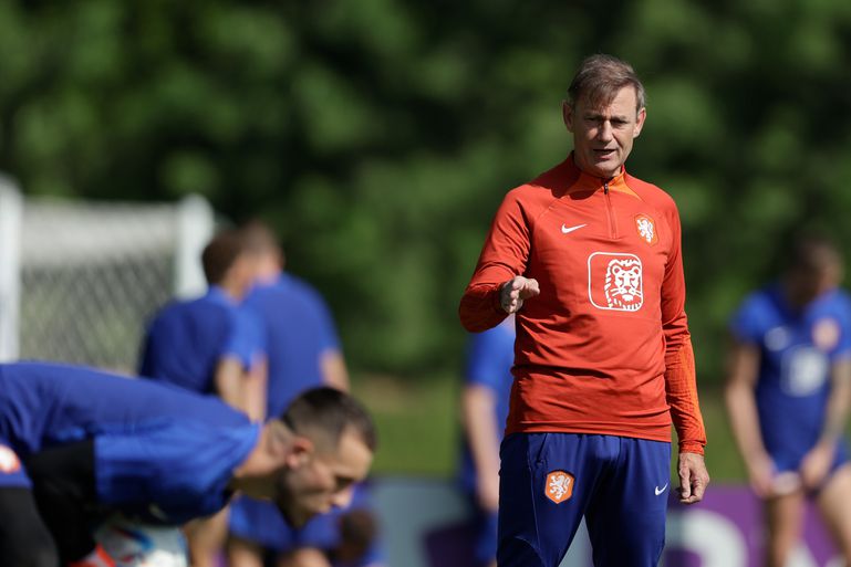 KNVB bevestigt: trouwe assistent van Louis van Gaal mag alsnog aan de slag bij Heerenveen