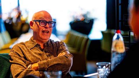 René van der Gijp lacht het hardst om zijn nieuwe werkweek: 'Ik loop alweer op mijn laatste benen'