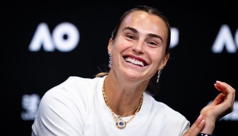 Toptennisster Aryna Sabalenka grapt om bloedhitte Australian Open: 'Denk dat wij vrouwen sterker zijn dan mannen'