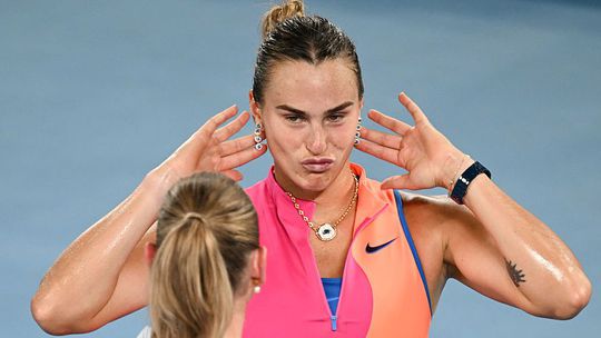Toptennisster Aryna Sabalenka vol onbegrip na overtreden regel op Australian Open: 'We kregen een mail'