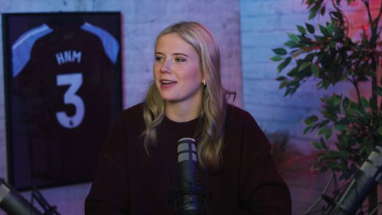 Populaire presentatrice Noa Vahle (26) doet boekje open over bizarre werkwijze bij Engelse voetbalclubs