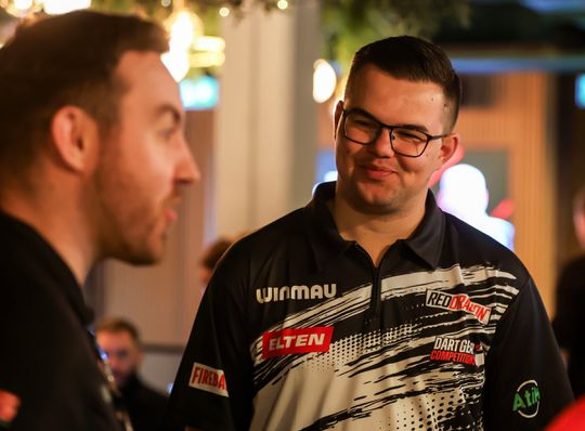 Topdarter Gian van Veen krijgt waarschuwing na grote verandering: 'Dat is niet gemakkelijk'