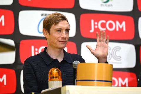 Merkwaardige val van topwielrenner Jonas Vingegaard: 'Toen ik vroeg hoe het ging, werd hij boos op me'