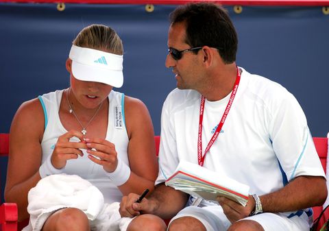 Tenniscoach onder vuur na terugkeer op Australian Open: organisatie start onderzoek na klachten over ongepast gedrag