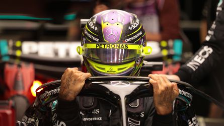 Lewis Hamilton rijdt dit Formule 1-seizoen met knalpaarse helm