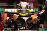 Lewis Hamilton tijdens de testdagen met nog een iets andere helm / Getty Images