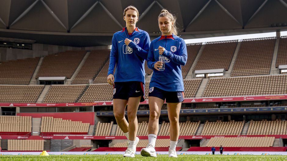 Vivianne Miedema en Victoria Pelova vallen af bij Oranje Leeuwinnen; 22-jarige Ajacied opgeroepen als vervanger