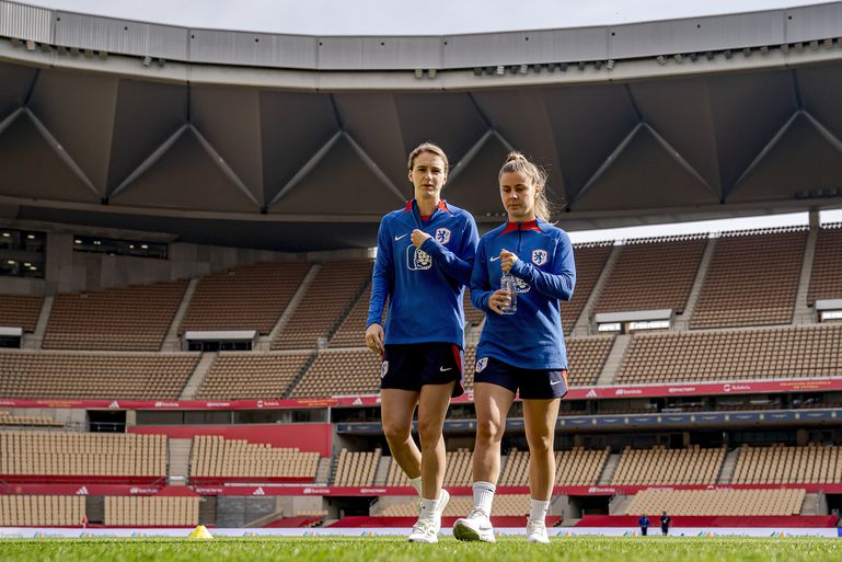 Slecht nieuws voor Oranje Leeuwinnen: Vivianne Miedema en Victoria Pelova missen cruciale wedstrijd