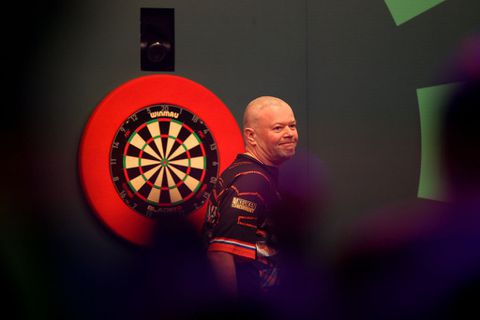 Raymond van Barneveld geeft antwoord op de gekste vragen: 'Bewaar je ketchup in de kast of koelkast?'