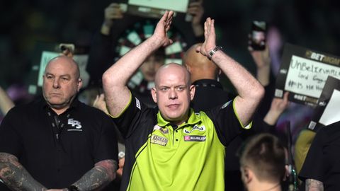 Topdarter Michael van Gerwen krijgt flinke knauw en moet Exeter puntloos verlaten