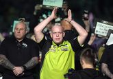 Michael van Gerwen moest vroeg op tijdens de Premier League Darts in Exeter. ©Getty Images
