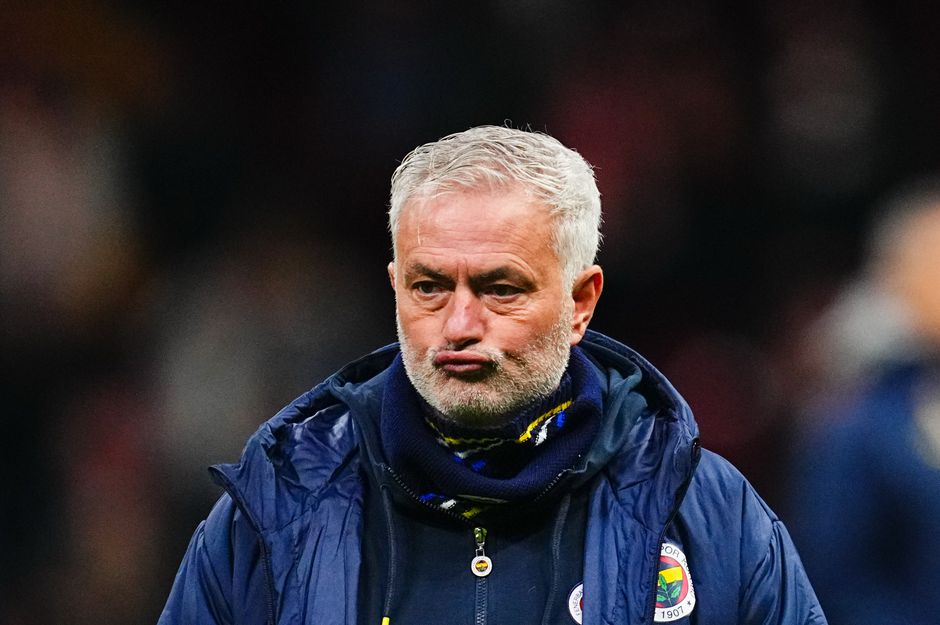Van racisme beschuldigde José Mourinho krijgt flinke straf, Turkse bond legt ook boete op